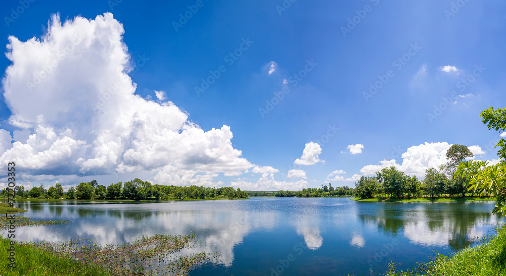 Obraz premium River with blue sky and cloud.