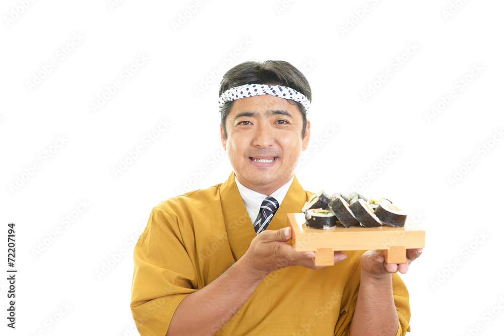 寿司を差し出す笑顔の寿司職人
