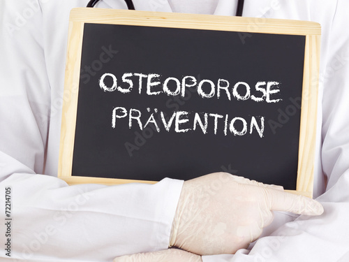 Doctor shows information: osteoporosis prevention in german