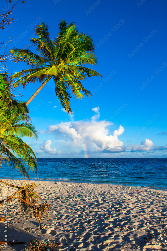 Rest in Paradise - Malediven - Regenbogen, Himmel und Strand