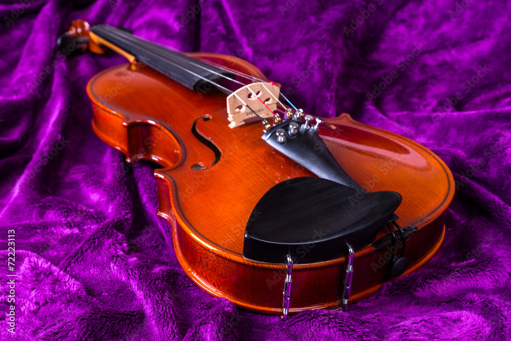 Скрипка на фиолетовом фоне. Stock Photo | Adobe Stock