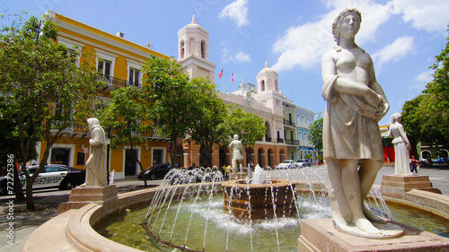 Fuente con Estatua en Plaza del Viejo San Juan, Puerto Rico. photo