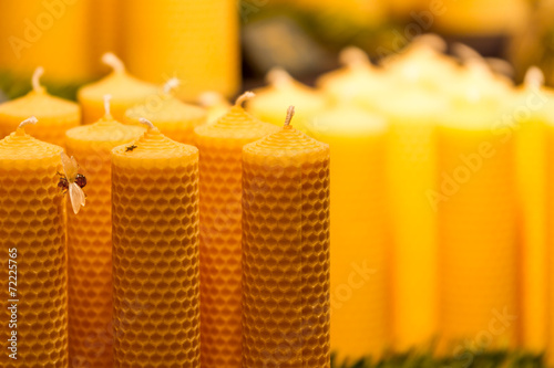 Cuadro en lienzo Traditional bee wax candles at a Christmas Market in Germany