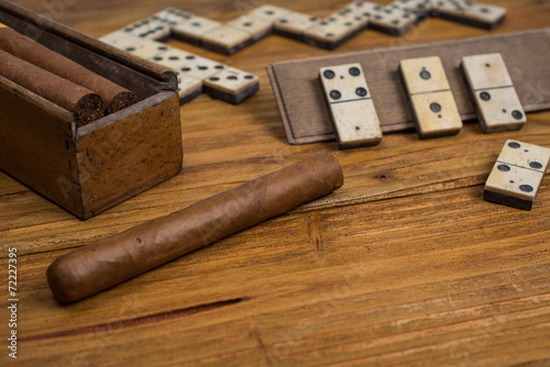 Obraz na płótnie Cuban cigar on table