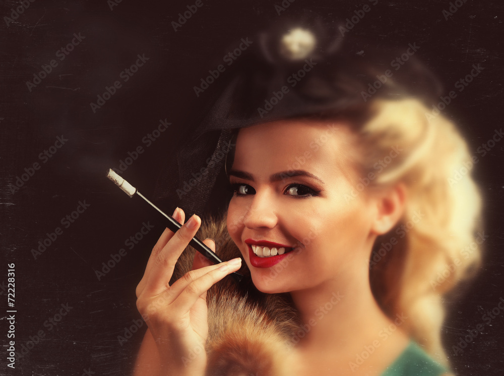 Obraz premium Piękna kobieta w stylu retro, na ciemnym tle