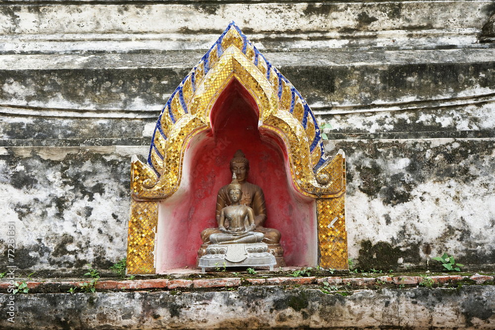 Obraz premium litter Buddha statue in front of bigger
