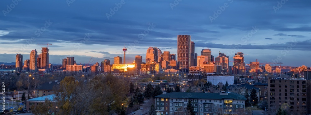 Calgary skyline in the early morning with rays from rising sun - obrazy, fototapety, plakaty 