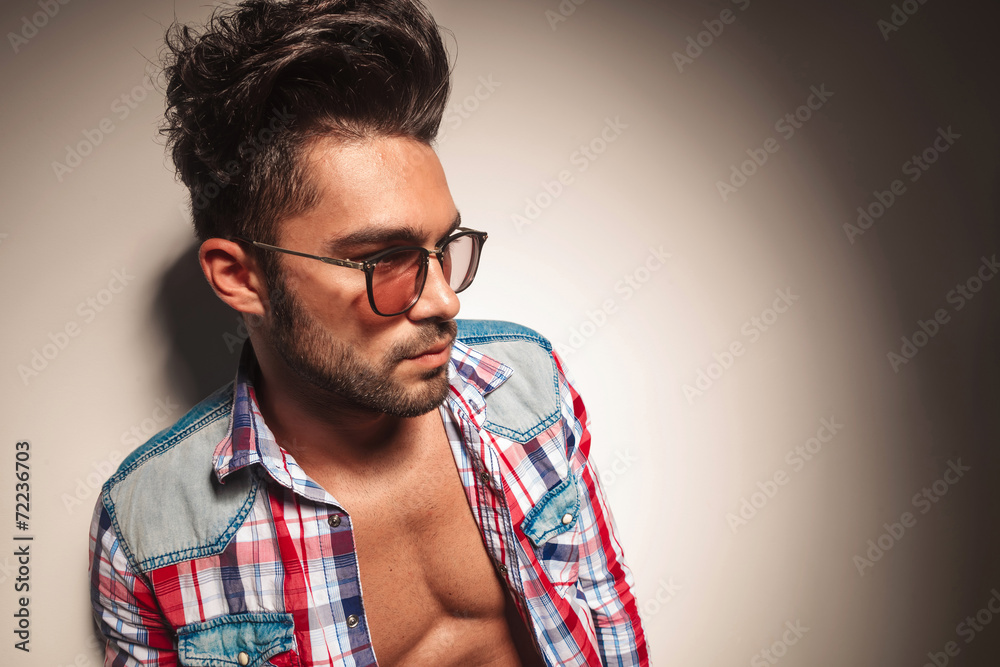Fototapeta premium handsome young man looking away from the camera.