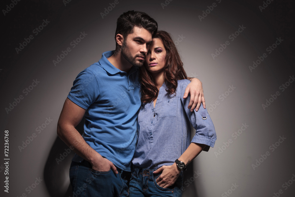 Naklejka premium couple posing with their hands in pockets.