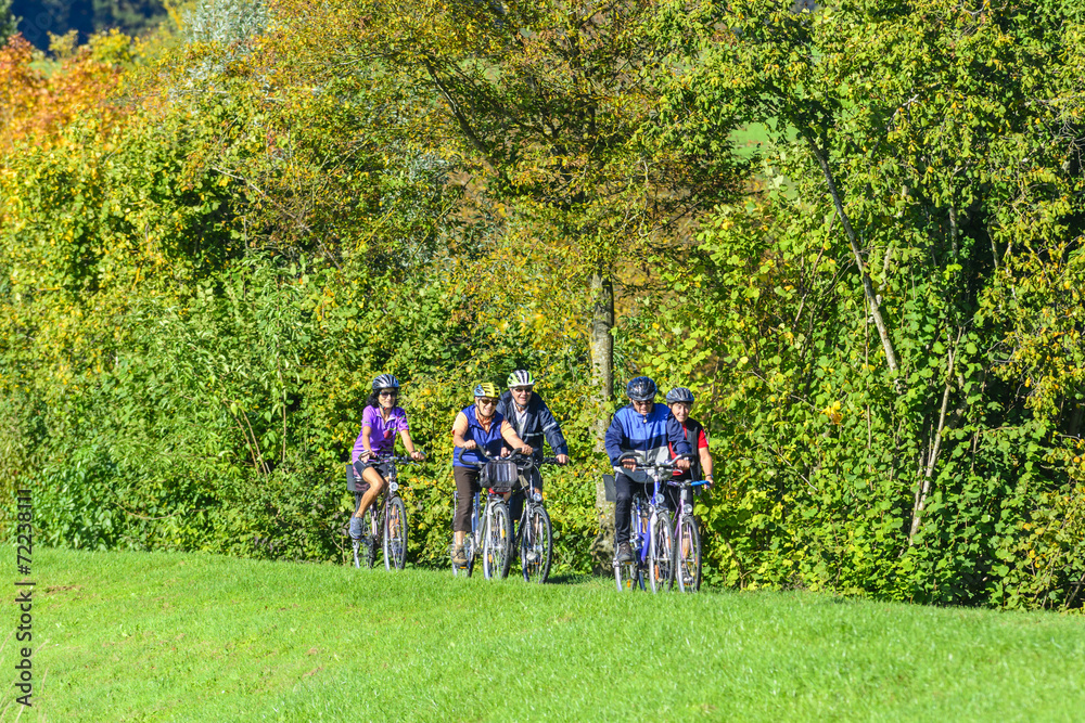 Naklejka premium radfahren im goldenen Oktober