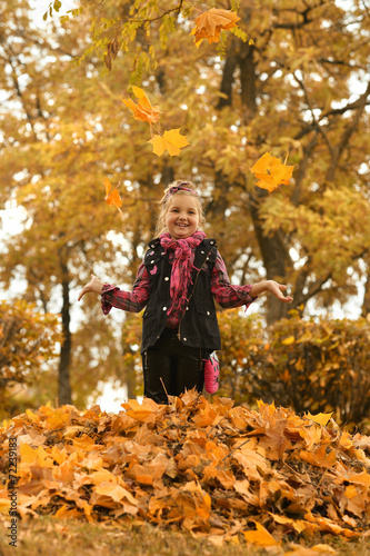 girl in an autumn park