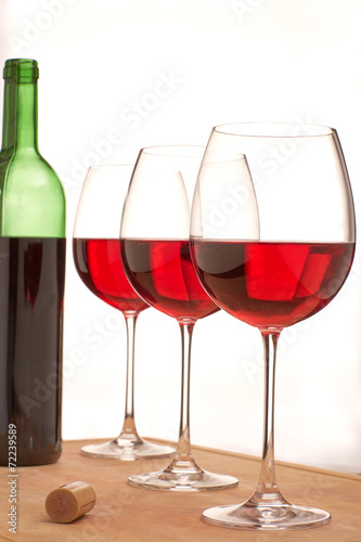 Rotweingläser auf einer Tischplatte