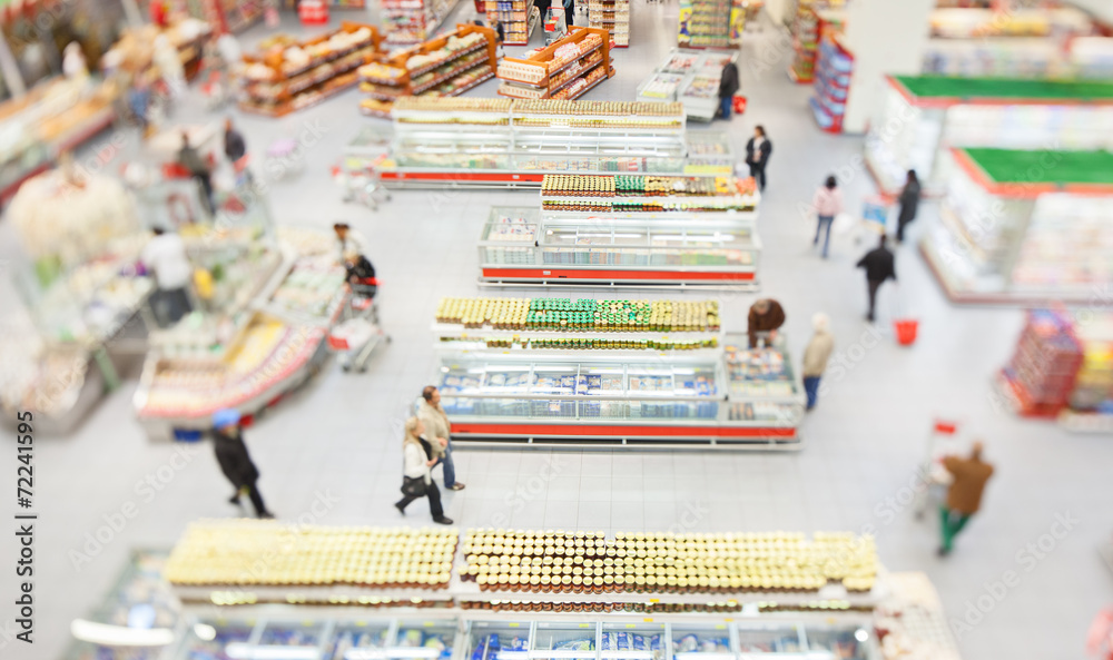 People shopping in a large supermarket - obrazy, fototapety, plakaty 
