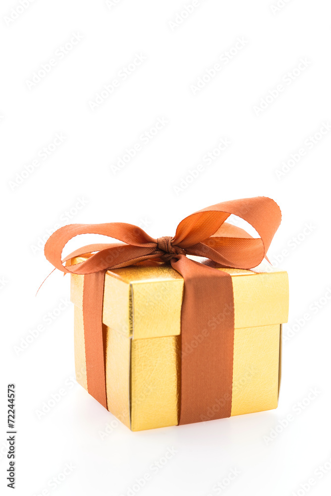 Obraz premium Gold gift box isolated on white background