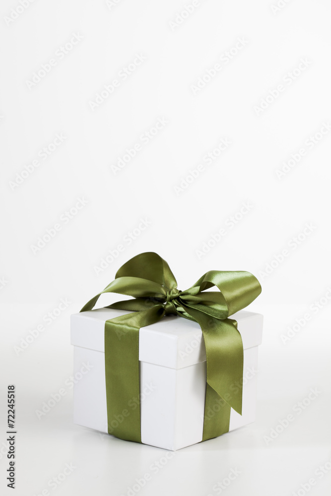 Weihnachtspäckchen auf weißem Hintergrund Weihnachtspäckchen auf weißem Hintergrund