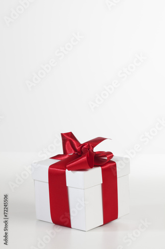 Weihnachtspäckchen auf weißem Hintergrund