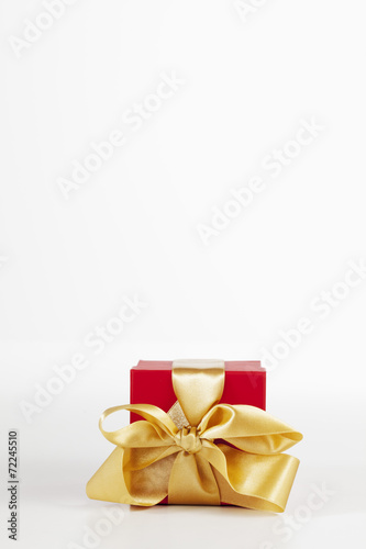 Fototapeta Naklejka Na Ścianę i Meble -  Weihnachtspäckchen auf weißem Hintergrund