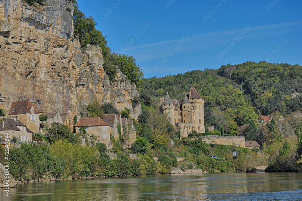 village au bord de la Dordogne