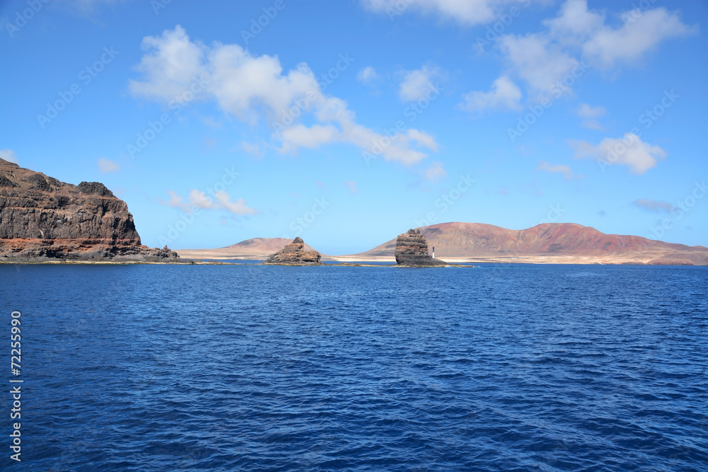 islotes en las costa de la isla de lanzarote