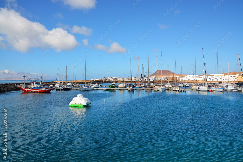 puerto pesquero en isla graciosa , lanzarote