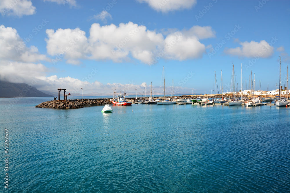 puerto pesquero en isla graciosa, lanzarote