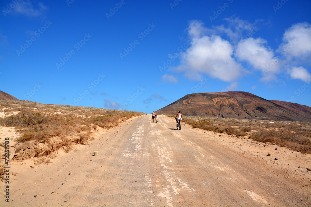 excursionistas en bicicleta en la isla graciosa, lanzarote