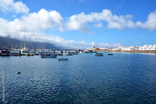 Fototapeta Naklejka Na Ścianę i Meble -  puerto pesquero en isla graciosa, lanzarote