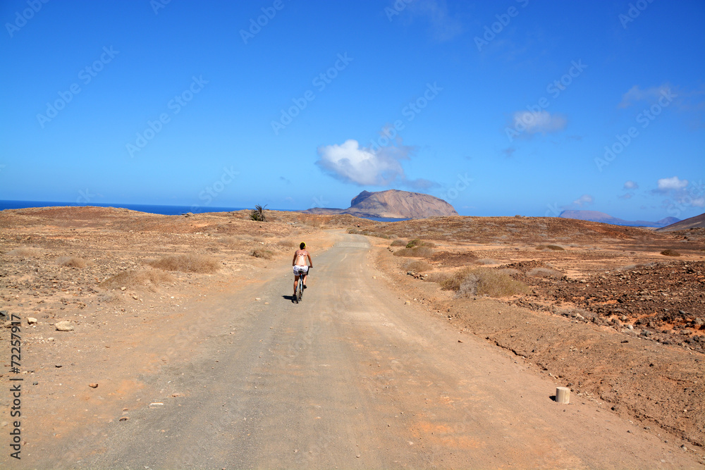 excursionistas en bicicleta en la isla graciosa, lanzarote excursionistas en bicicleta en la isla graciosa, lanzarote