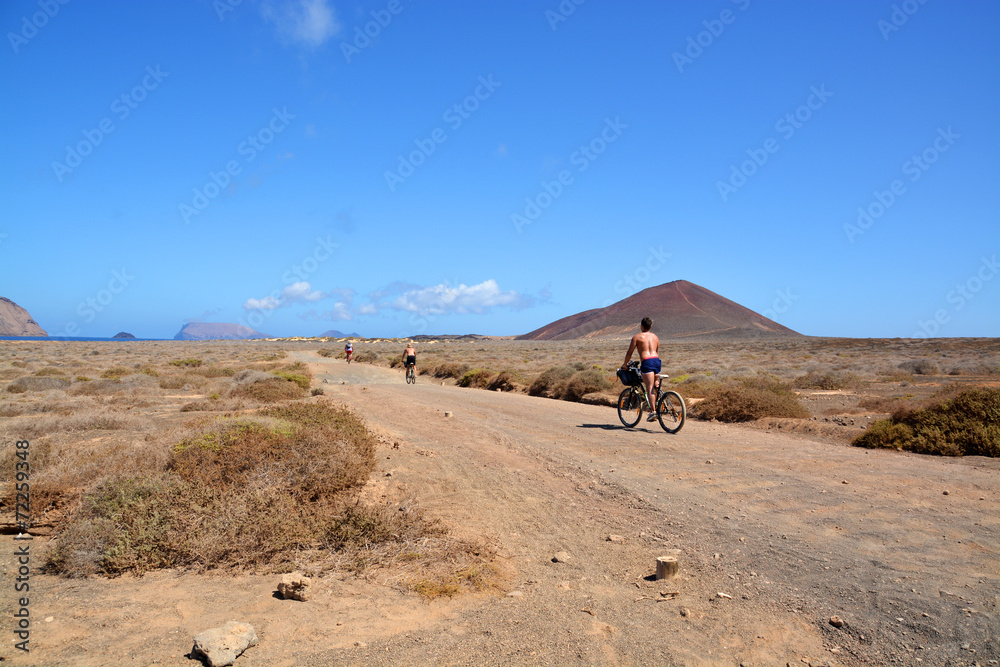 excursionistas en bicicleta en la isla graciosa, lanzarote