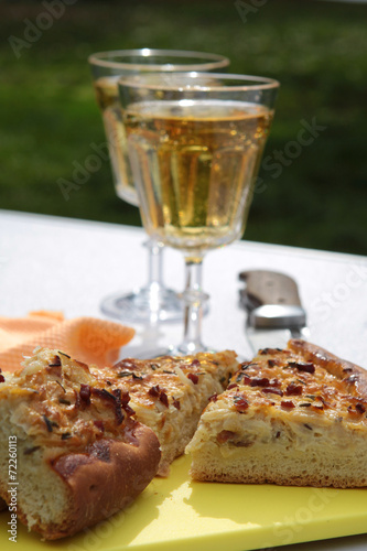 Zwiebelkuchen und Most, regionale Küche