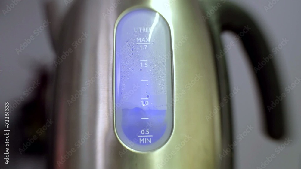 Acqua bolle in bollitore elettrico