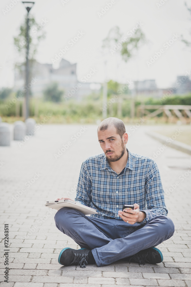 Obraz premium handsome hipster casual multitasking modern man using tablet