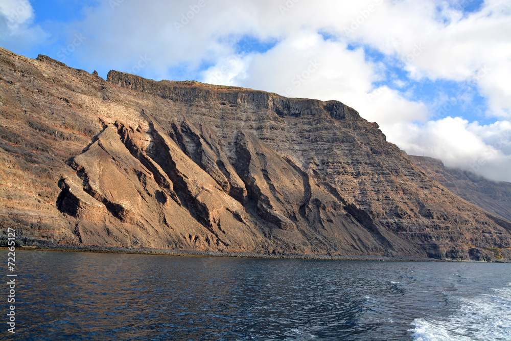 Naklejka premium acantilado rocoso en la costa de lanzarote