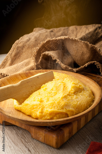 polenta gialla su piatto di legno