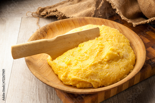 polenta gialla su piatto di legno
