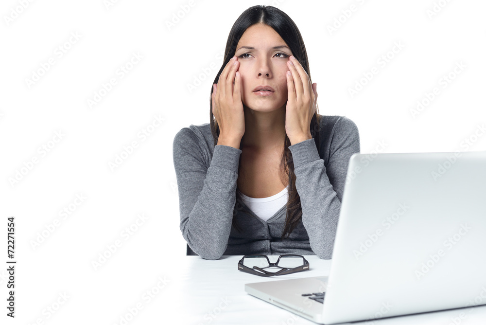 Junge Frau mit tränenden Augen vom Laptop Computer Junge Frau mit tränenden Augen vom Laptop Computer