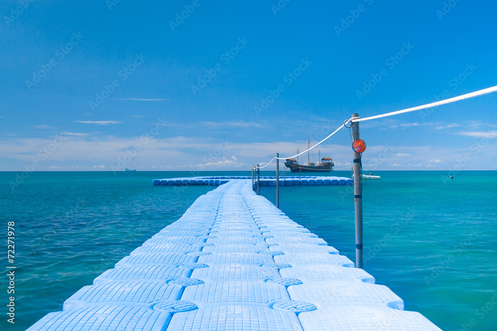 Obraz premium Path filled with Love Living is Easy