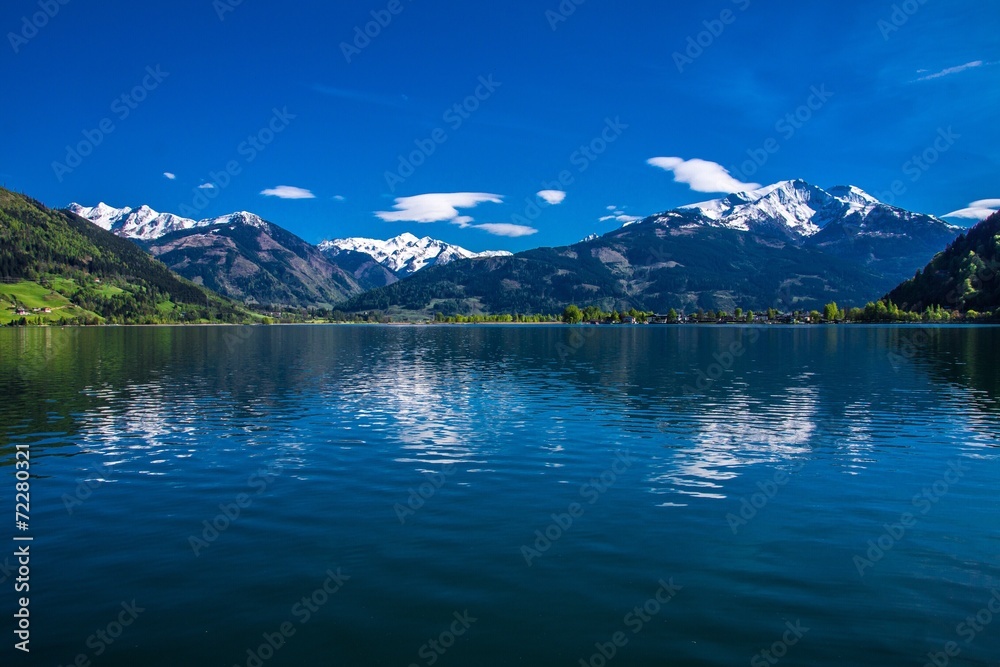 Alpen in Österreich glänzen im Zeller See