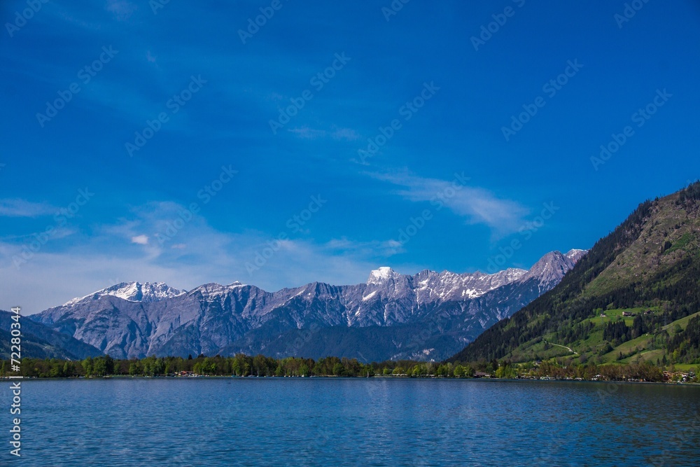 Zeller See in Österreich mit Alpenpanorama