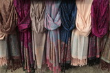Pashminas de lana estampadas de colores.