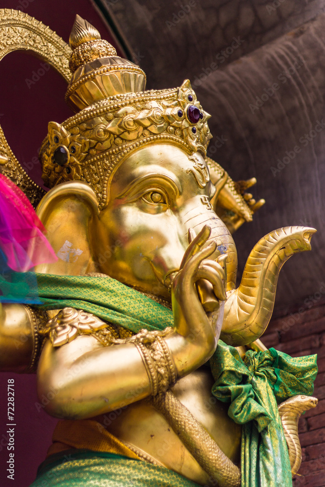 Fototapeta premium Golden statue of Ganesha