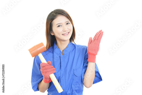 笑顔の女性労働者