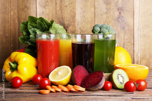 Fruit and vegetable juice in glasses and fresh fruits and