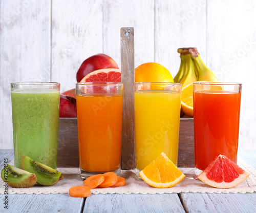 Fototapeta Naklejka Na Ścianę i Meble -  Fruit and vegetable juice in glasses and fresh fruits in box