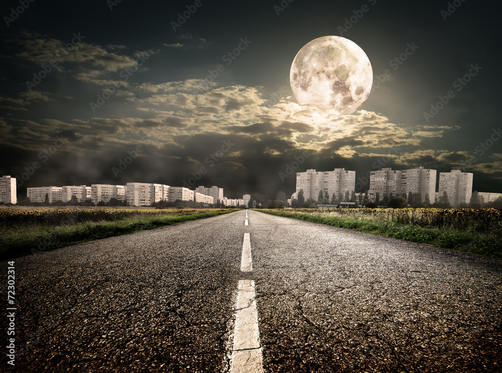 Obraz premium Highway to district under the moon