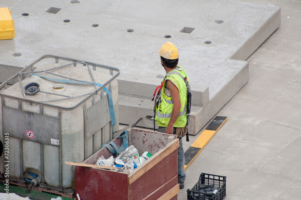 Fototapeta premium Ouvrier escaladeur sur chantier