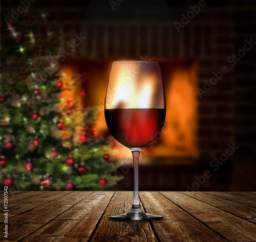 Rotweinglas vor Kaminfeuer