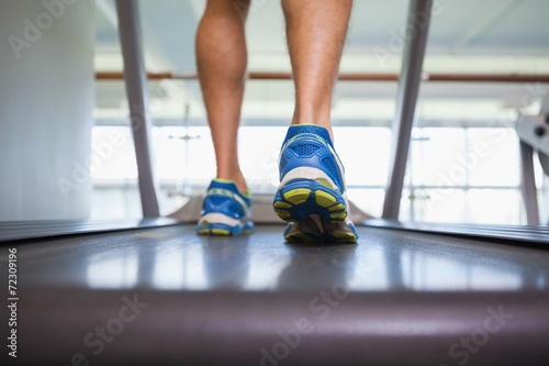 Low section of a man running on treadmill © WavebreakmediaMicro