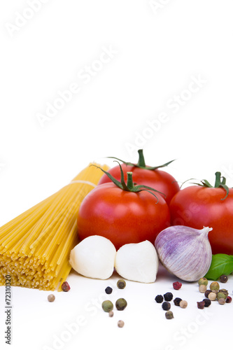 tomaten, pasta und gewürze