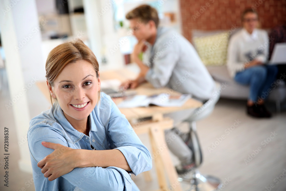 Obraz premium Smiling woman sitting in shared apartment